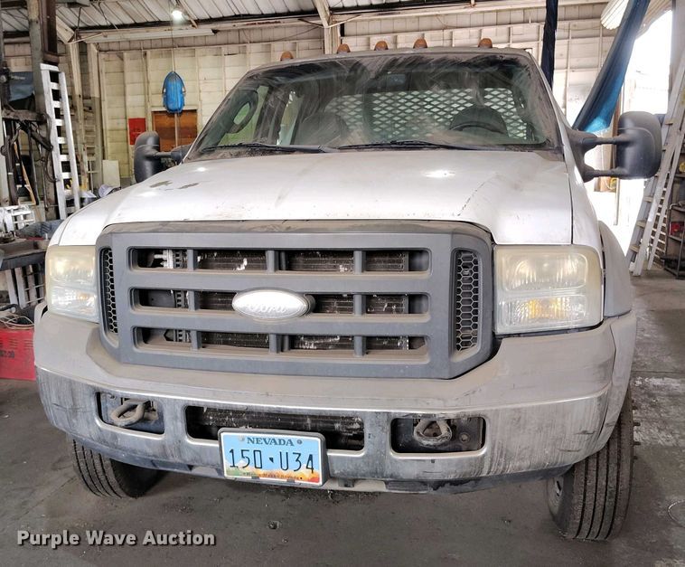 image for item IP9559 2005 Ford F550 Super Duty Crew Cab flatbed truck