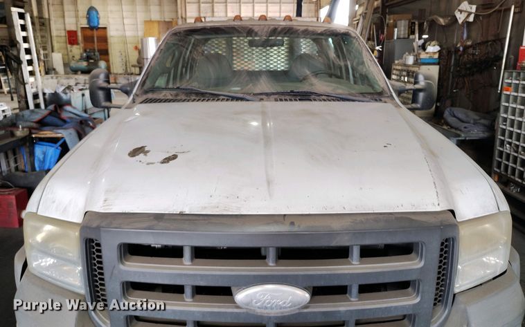 image for item IP9559 2005 Ford F550 Super Duty Crew Cab flatbed truck