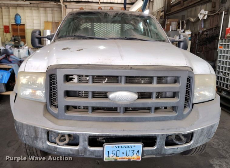 image for item IP9559 2005 Ford F550 Super Duty Crew Cab flatbed truck