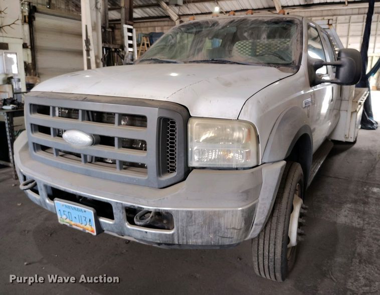 image for item IP9559 2005 Ford F550 Super Duty Crew Cab flatbed truck