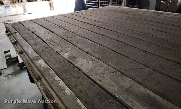 image for item IP9559 2005 Ford F550 Super Duty Crew Cab flatbed truck