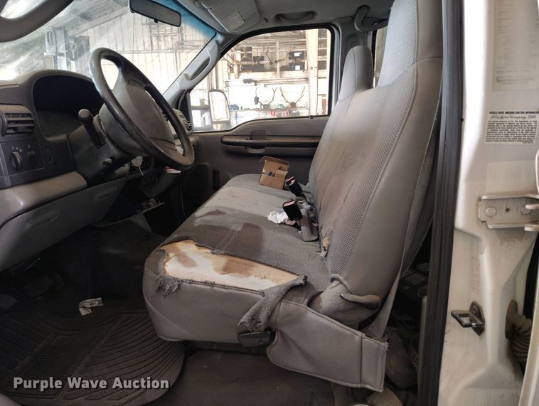 image for item IP9559 2005 Ford F550 Super Duty Crew Cab flatbed truck