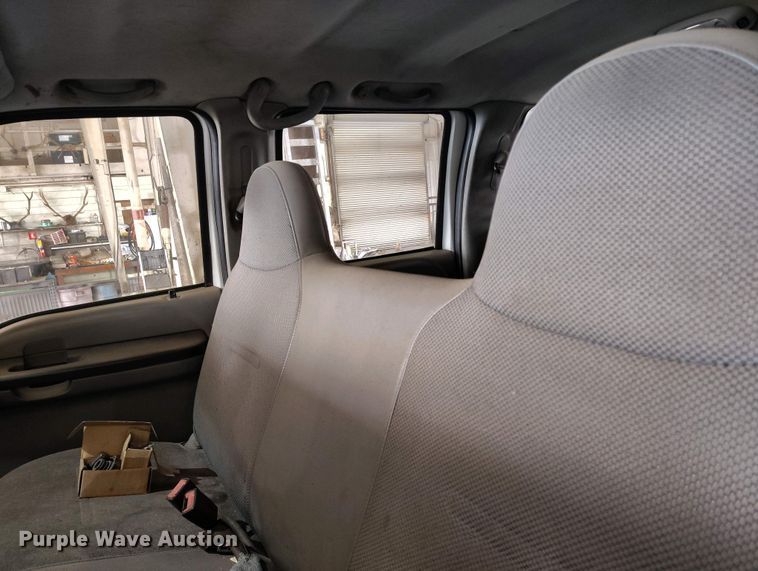 image for item IP9559 2005 Ford F550 Super Duty Crew Cab flatbed truck