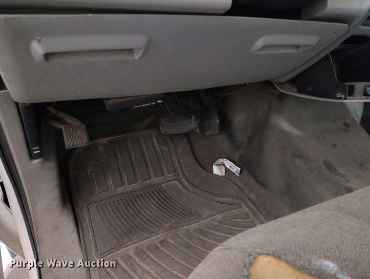 image for item IP9559 2005 Ford F550 Super Duty Crew Cab flatbed truck