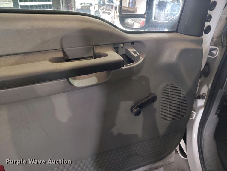 image for item IP9559 2005 Ford F550 Super Duty Crew Cab flatbed truck