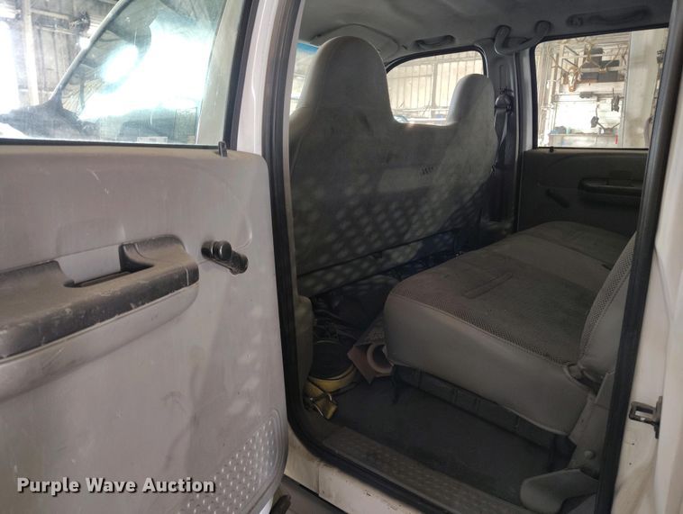 image for item IP9559 2005 Ford F550 Super Duty Crew Cab flatbed truck