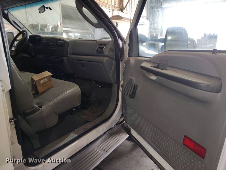 image for item IP9559 2005 Ford F550 Super Duty Crew Cab flatbed truck