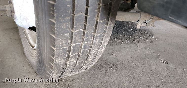 image for item IP9559 2005 Ford F550 Super Duty Crew Cab flatbed truck