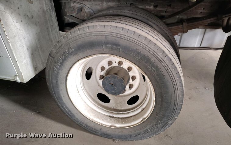 image for item IP9559 2005 Ford F550 Super Duty Crew Cab flatbed truck