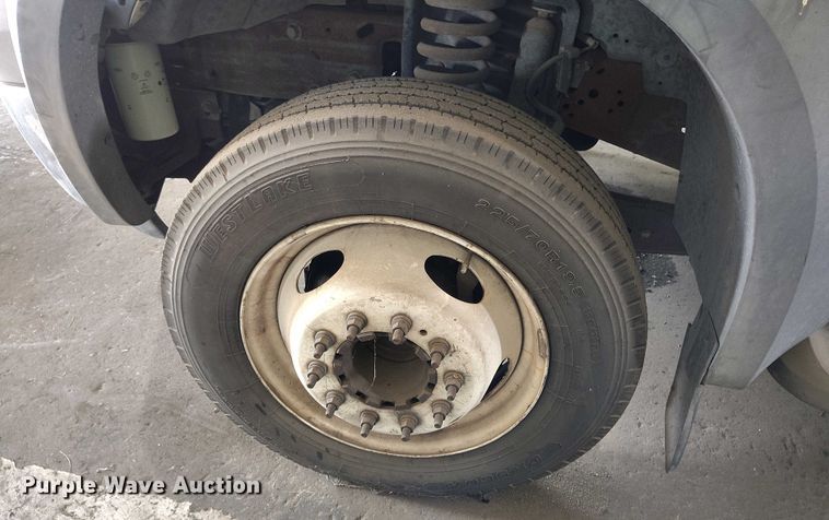 image for item IP9559 2005 Ford F550 Super Duty Crew Cab flatbed truck