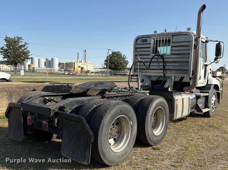 image for item OB9599 2011 Mack CHU613 semi truck