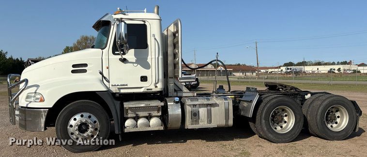 image for item OB9599 2011 Mack CHU613 semi truck