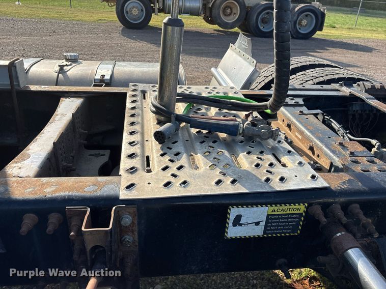 image for item OB9599 2011 Mack CHU613 semi truck