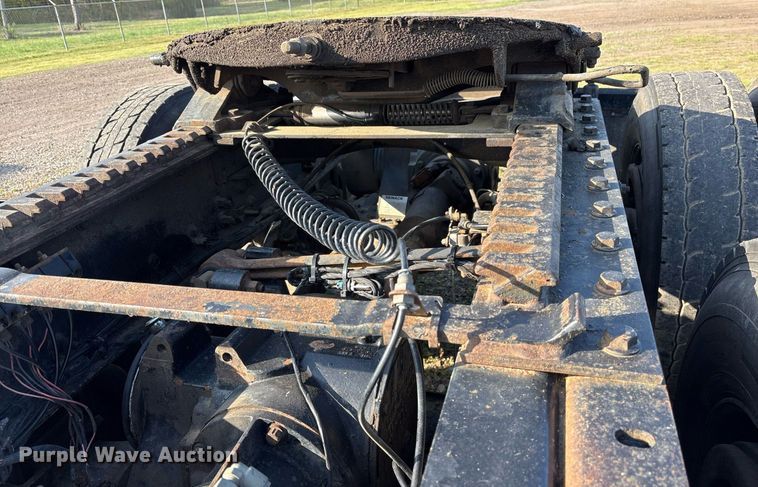 image for item OB9599 2011 Mack CHU613 semi truck