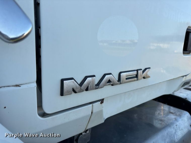 image for item OB9599 2011 Mack CHU613 semi truck