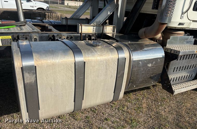 image for item OB9599 2011 Mack CHU613 semi truck