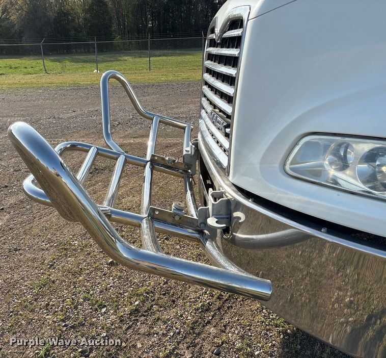 image for item OB9599 2011 Mack CHU613 semi truck