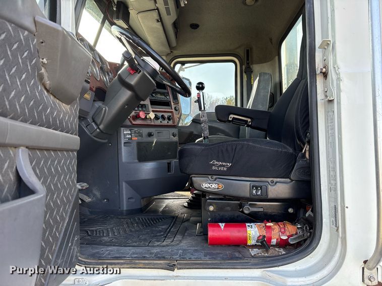 image for item OB9599 2011 Mack CHU613 semi truck