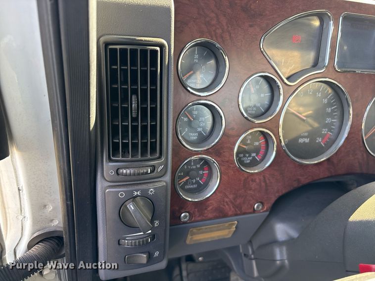 image for item OB9599 2011 Mack CHU613 semi truck