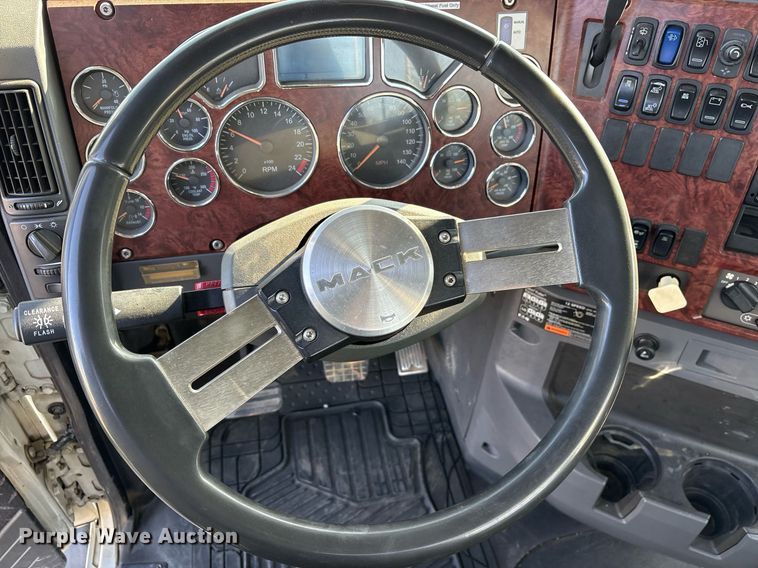 image for item OB9599 2011 Mack CHU613 semi truck