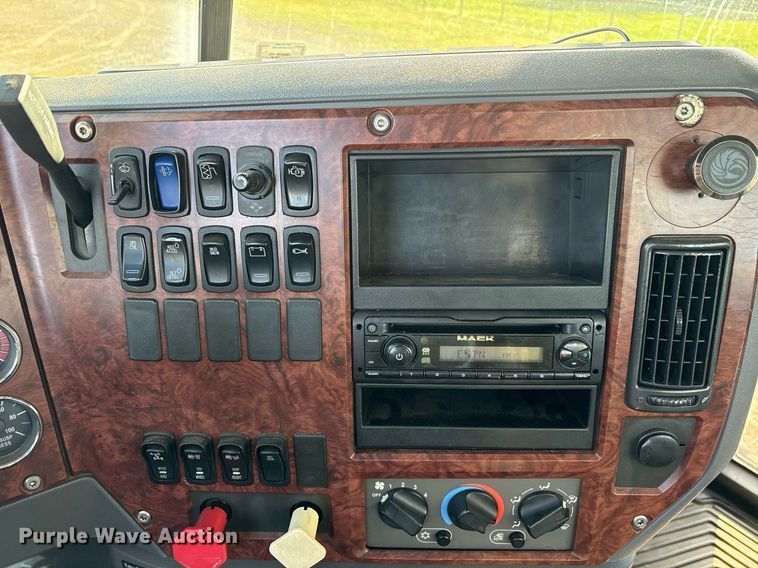 image for item OB9599 2011 Mack CHU613 semi truck