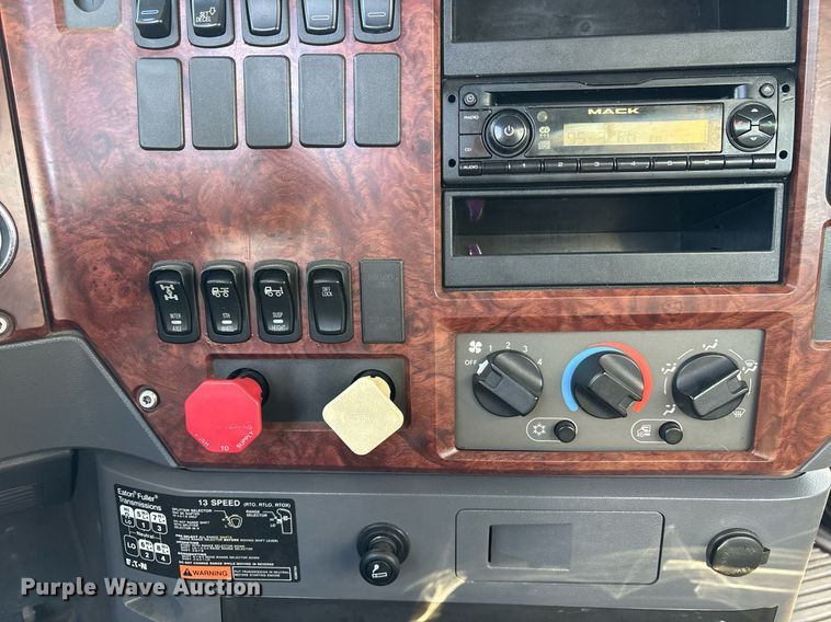 image for item OB9599 2011 Mack CHU613 semi truck