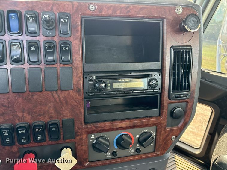 image for item OB9599 2011 Mack CHU613 semi truck