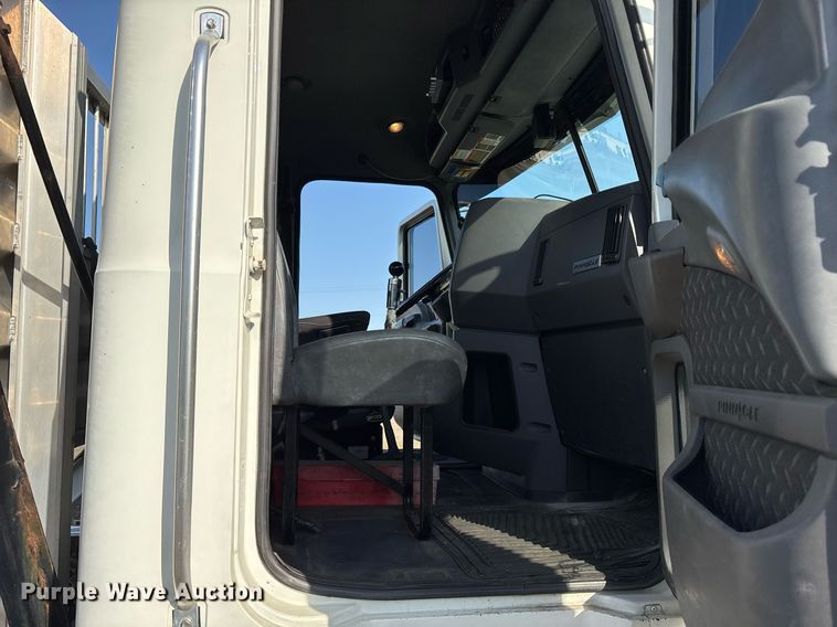 image for item OB9599 2011 Mack CHU613 semi truck