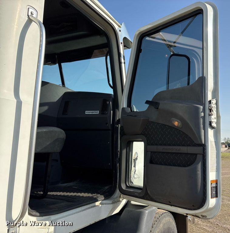 image for item OB9599 2011 Mack CHU613 semi truck