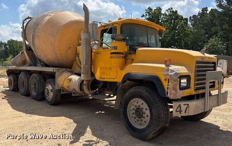 image for item OK9526 2000 Mack RD690S ready mix truck