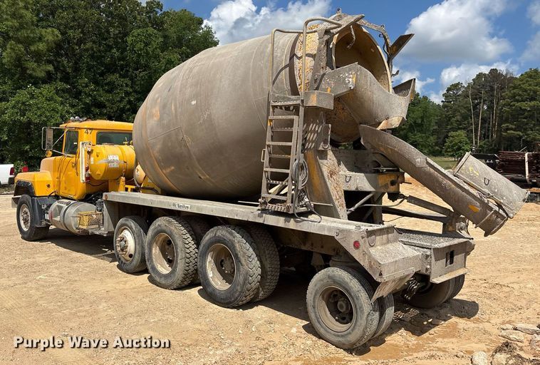 image for item OK9526 2000 Mack RD690S ready mix truck