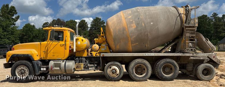 image for item OK9526 2000 Mack RD690S ready mix truck