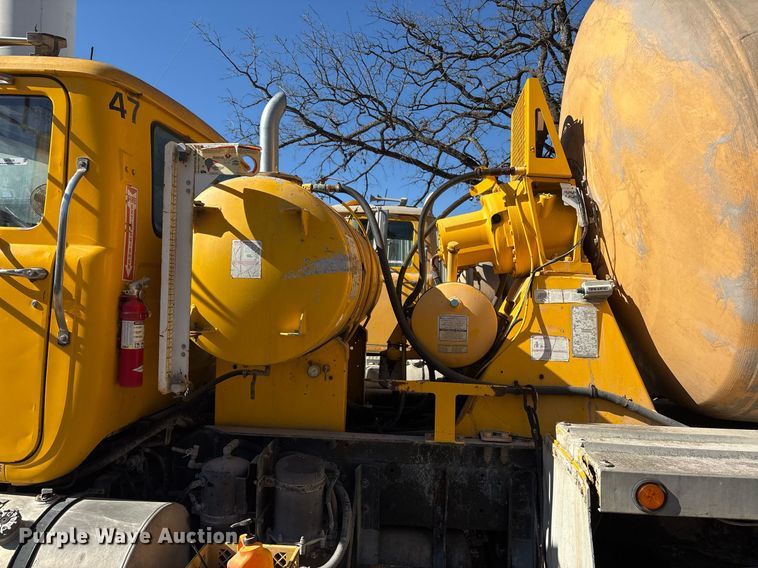 image for item OK9526 2000 Mack RD690S ready mix truck