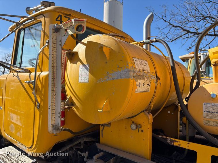 image for item OK9526 2000 Mack RD690S ready mix truck