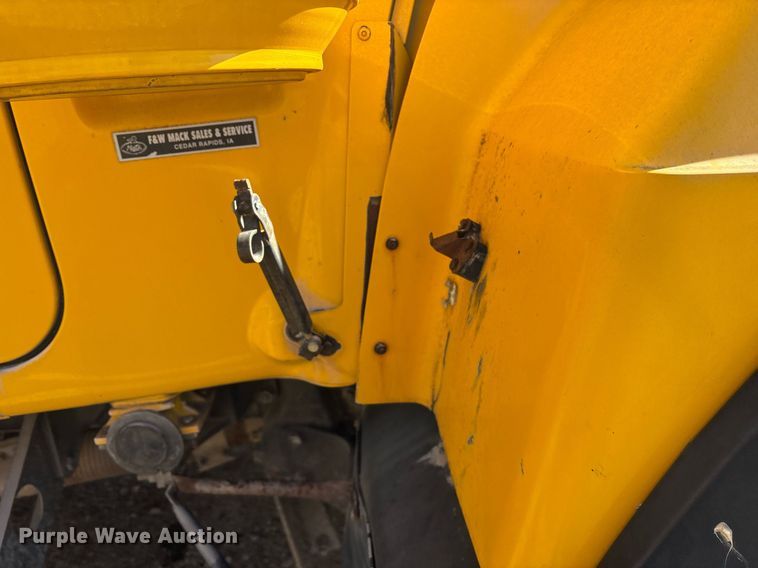 image for item OK9526 2000 Mack RD690S ready mix truck