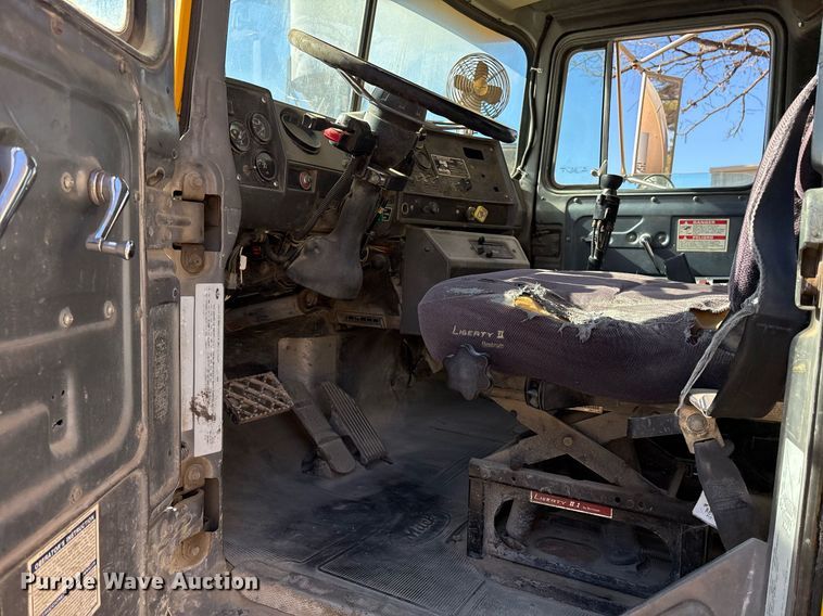 image for item OK9526 2000 Mack RD690S ready mix truck