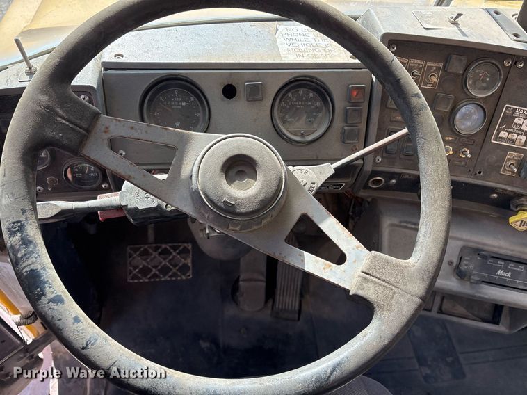 image for item OK9526 2000 Mack RD690S ready mix truck