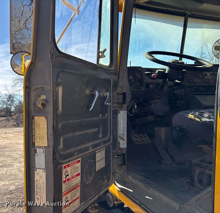 image for item OK9526 2000 Mack RD690S ready mix truck