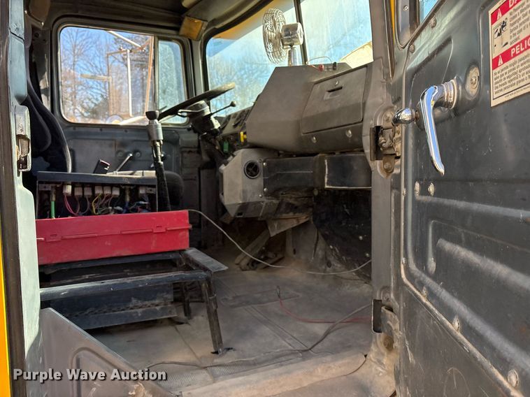 image for item OK9526 2000 Mack RD690S ready mix truck