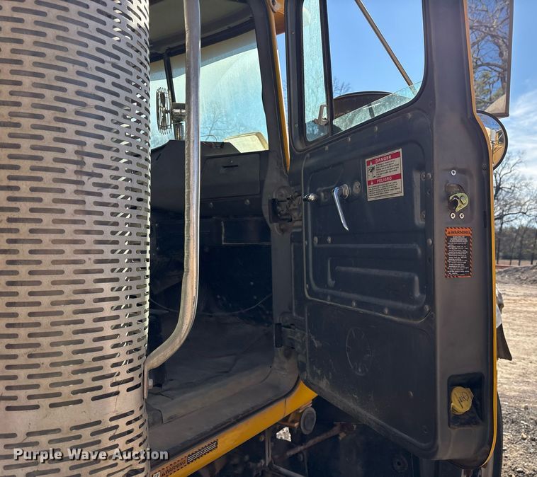 image for item OK9526 2000 Mack RD690S ready mix truck