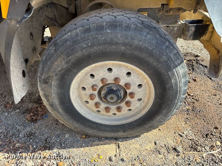 image for item OK9526 2000 Mack RD690S ready mix truck