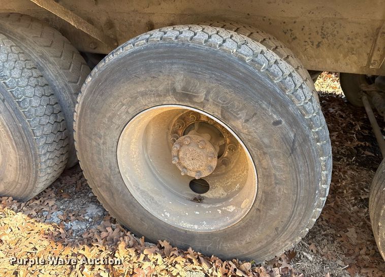 image for item OK9526 2000 Mack RD690S ready mix truck