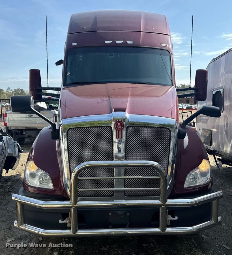 image for item YA0346 2019 Kenworth T680 semi truck