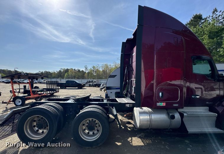 image for item YA0346 2019 Kenworth T680 semi truck