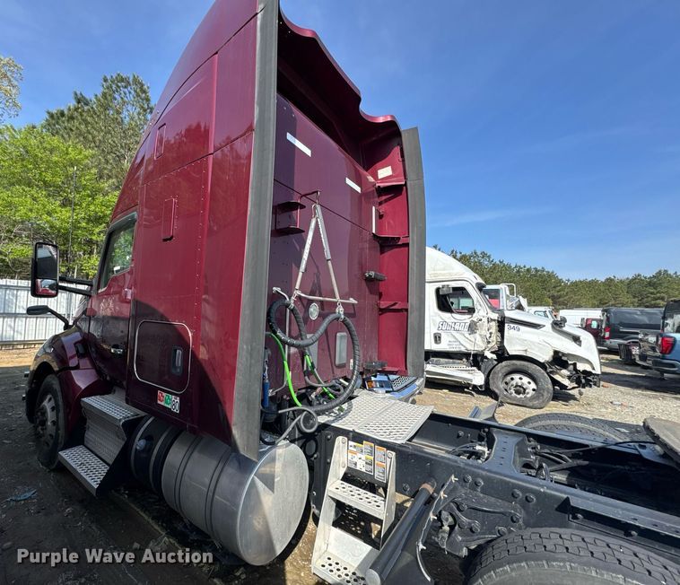 image for item YA0346 2019 Kenworth T680 semi truck