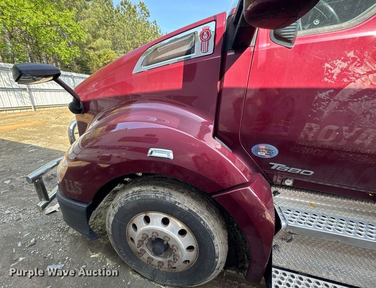 image for item YA0346 2019 Kenworth T680 semi truck