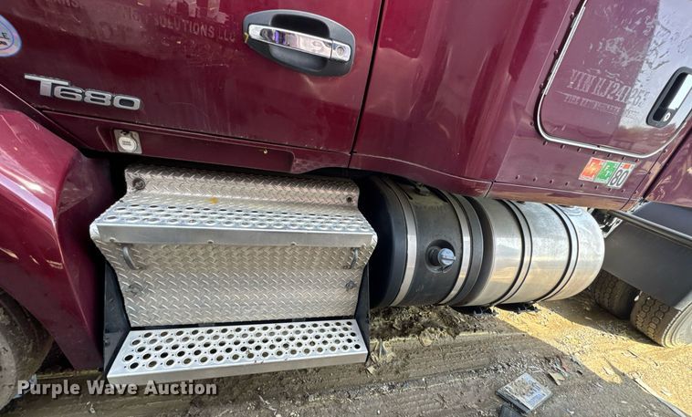 image for item YA0346 2019 Kenworth T680 semi truck
