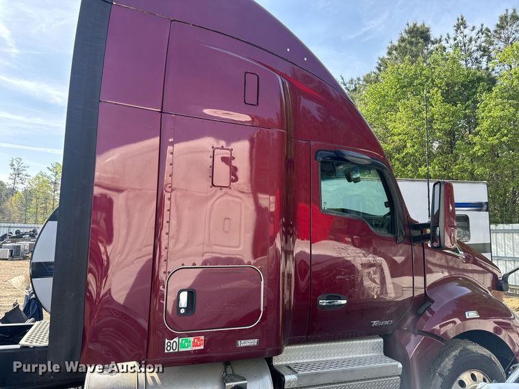image for item YA0346 2019 Kenworth T680 semi truck