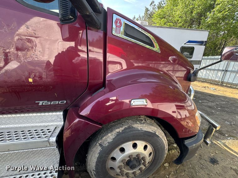 image for item YA0346 2019 Kenworth T680 semi truck