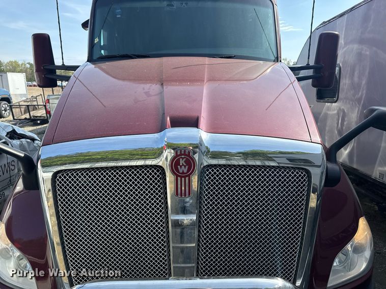 image for item YA0346 2019 Kenworth T680 semi truck